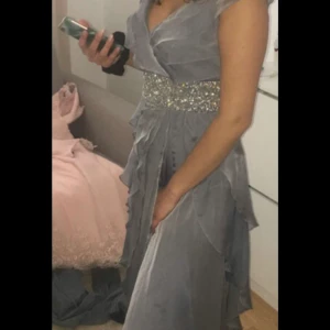 Volangklänning - Superfin lång festklänning perfekt till bröllop eller liknande, PM för mer bilder