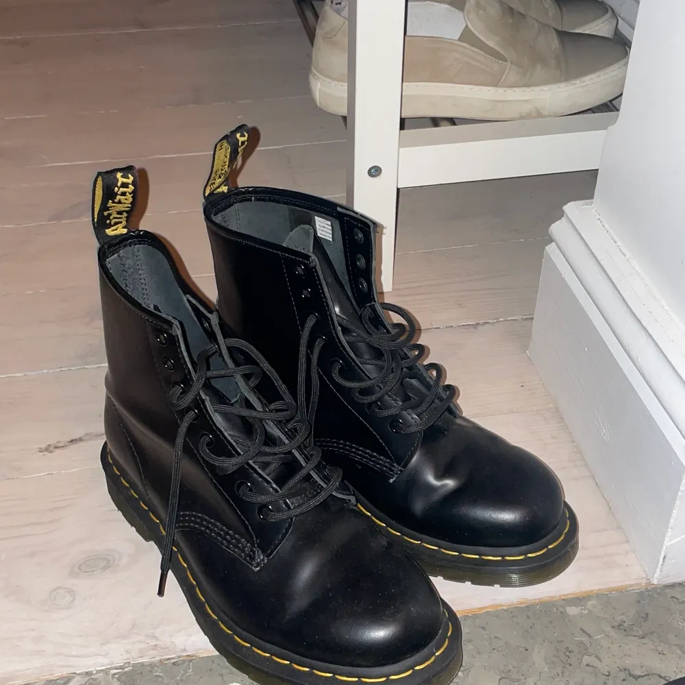 Dessa skitcoola och snygga boots är i storlek 40 (jag har strl 39 och de passar också). Använda Max två gånger så mycket bra skick! Säljer dessa boots då jag inte använder de. Nypris/köpta för: 2000kr (modell 1460). Skor.