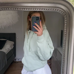 Ljusgrön hoddie - Ljusgrön hoddie, storlek XS lite oversize. Nästan helt oanvänd.