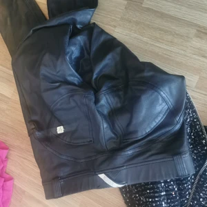 Freddy wr up byxor - Svarta läder byxor, bra stretch som formar rumpan. Jättefint skick st S Nypris över 1000kr 