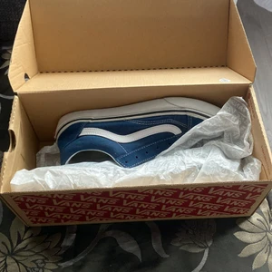 Fina Mörkblå vans storlek 38EU  - Säljer dessa fina mörkblåa vans i storlek 38 EU 5 UK och 6-7 US. Använt fåtal gånger, kommer med lådan. skriv privat för fler bilder :)