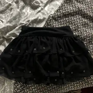 Sjukt snygg kjol! Säljer på grund av att den är väldigt liten tyvärr. Passar XXS och kanske XS. Har själv S och får på mig den men då är den väldigt kort och tajt. 