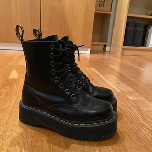 Dr Martens Jadon stövlar - Snygga stövlar från Dr Martens som är väldigt sparsamt använda. Modellen heter Jadon och de är i storlek 36. Säljes pga använder för lite. Nypris: ca 2300 kr.