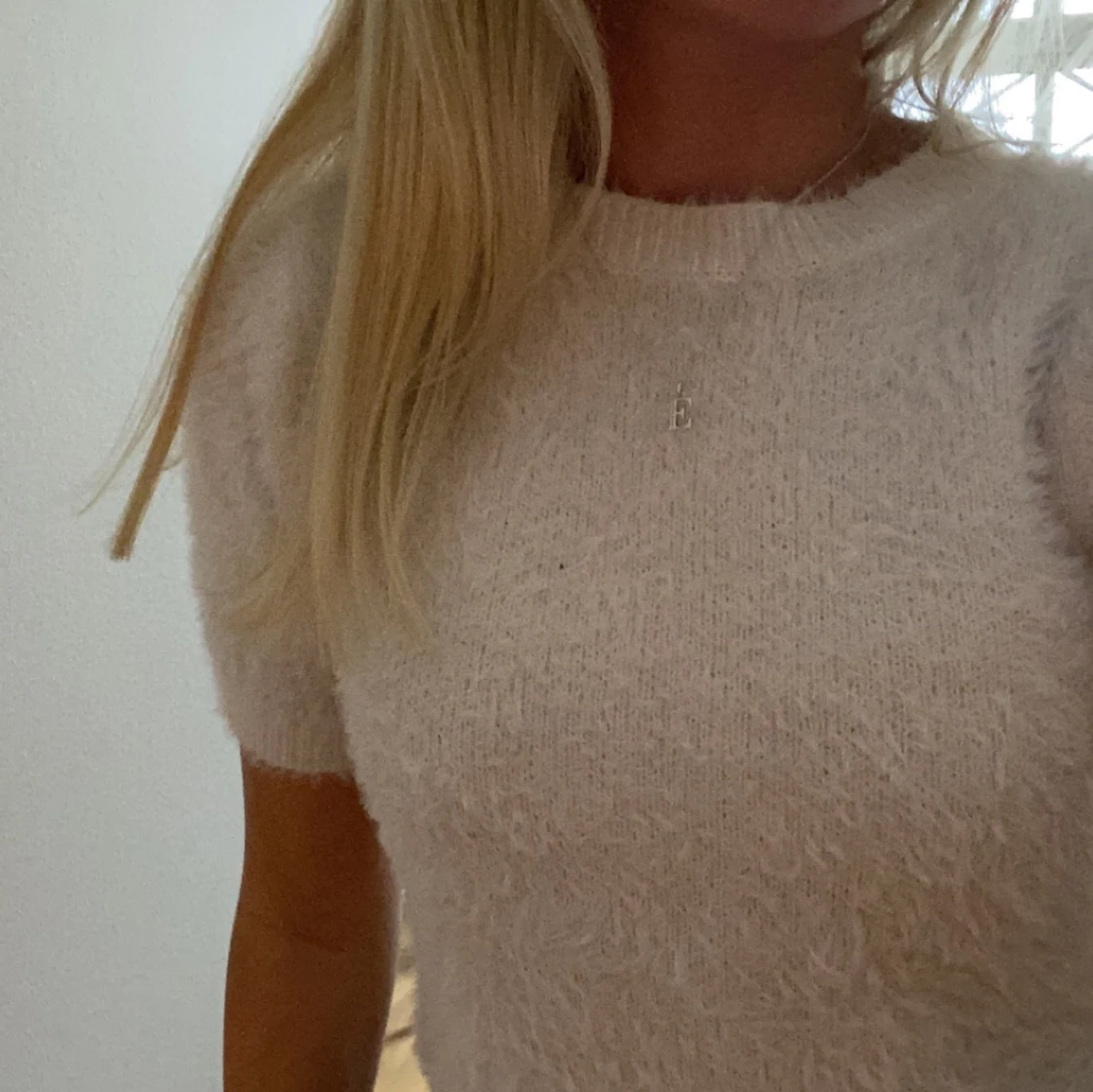 Vit fluffig topp