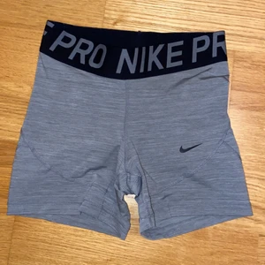 Nikepro shorts! - Gråa träningshorts från nike pro! Knappt använda och i mycket fint skick. 
