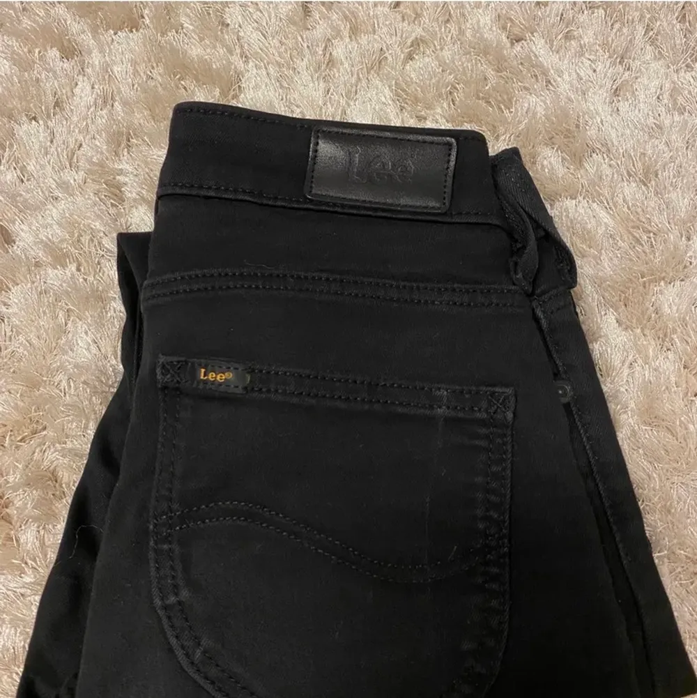 Svarta skinnyjeans från Lee. Knappt använda och i fint skick.. Jeans & Byxor.