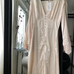 Långklänning från InTheStyle x Syd & Ell - Superfin cremevit/guldshimrig långklänning från InTheStyles kollektion med Syd & Ell. Aldrig använd, säljes pga förliten. Nypris: 549kr