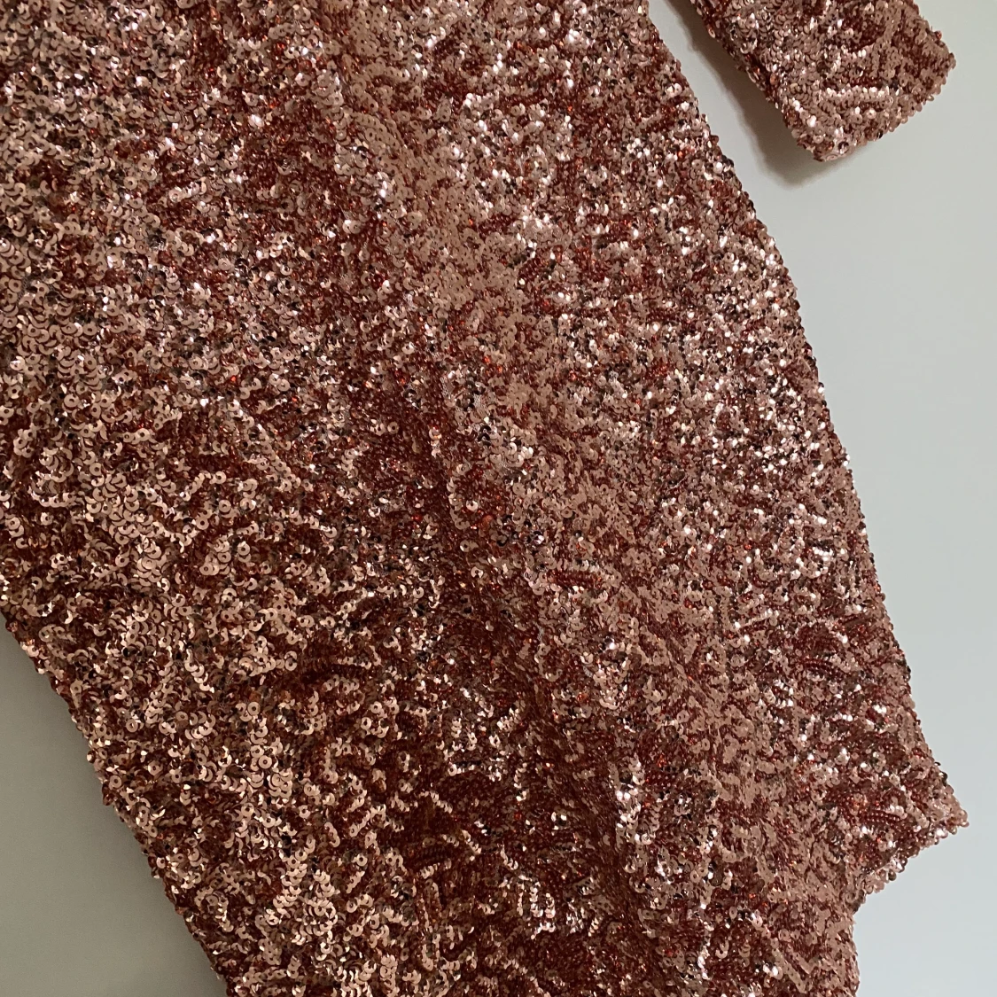 Glittrig paljettklänning - 90