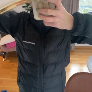 Jacka - Säljer min super fina jacka från peak performance som är perfekt nu när det börjar bli kallt. Buda med minst 10 kr mer än vad budet är på! Skriv privat för fler bilder💕