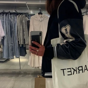 Varsity jacket  - Intressekoll på denna Varsity jacket från Aelfric Eden. Storlek XL2, sitter snyggt oversized på mig som är 174/175. Köpt för 1200kr säljer för 700kr. Är flera intresserade startar jag en budgivning ⭐️  