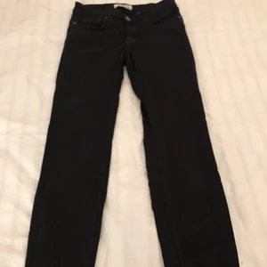 Svarta och snygga jeans  - Säljer ett par svarta och klassiska jeans. De är i bra skick och är perfekt för användning! Passar med nästan allt ju!!