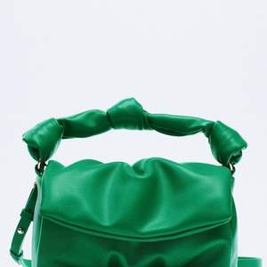 söker denna gröna väskan från zara, hör av er om ni vill sälja!🥰