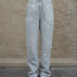 Adsgn linnebyxor - Säljer mina linnebyxor från Adsg då de tyvär är förstora för mig, de är i storlek L men sitter som en M. Långa också 