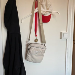 Our Legacy shoulder bag - En cream white/beige our legacy väska. Inga flaws utom dom pyttesmå fläckarna på undersidan som man inte märker alls när man använder den. Betala med swish, kan gå ner nån hundring i pris om de går swift, fråga på om du undrar något!