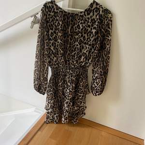 En jättefin leopard klänning att ha under sommaren. Använt 1 gång så den är som ny. 
