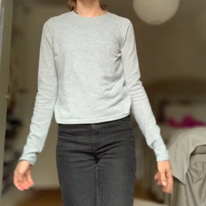 Grå tröja  - Grå tröja i strl.S. Pris kan diskuteras. Säljs gärna med andra plagg 💗
