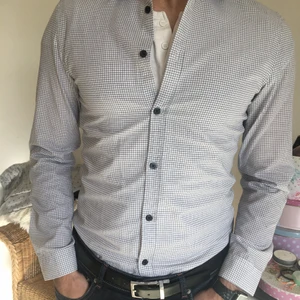 Skjorta  - Skjorta från h&m , killen på bilden har jag lånat för att fota skjorta har medium , skjorta  storlek är small .kan posta om ni står för frakt 