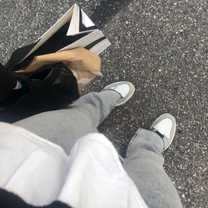 Jeans från Zara - Säljer mina jättefina jeans med slits ifrån zara, de är använda 2 gånger och är i nytt skick. Kan absolut skicka fler bilder på dem om det önskas💞 Säljer dessa fina jeansen på grund av att de sitter lite för pösigt på mig. Dessa är i storlek 28/ S jag har ganska smala ben så passar nog perfekt på de som har strl S. Jag är 167 cm lång och de går hela vägen ner till hälen på mig💞 Tar endast swish💞