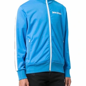 Palm Angels Track Jacket (sällsynt färg) - Säljer en Palm Angels Track Jacket i färgen Light Blue från kollektionen 2018, alltså helt omöjlig att hitta någonstans, Storlek Large men passar också Medium, skicket är som ny! Nypris är 4500kr :)