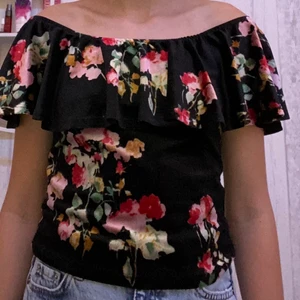 Blommig Topp  - Blommig topp med volanger från Cubus ✨ materialet är i sammet 🌸 Pris: 50kr  exklusive frakt :)