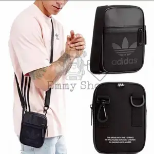 Säljer en svart Adidas Axel mini väska! Pris 100kr   Passar för att lägga små saker som pengar.  Färgen har lite försvunnit bort ❗️❗️  Som ni ser på bilden   Skriv vid intresse!💞