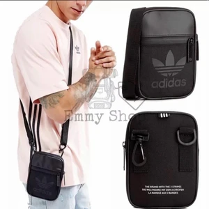 Adidas mini Axel väska  - Säljer en svart Adidas Axel mini väska! Pris 100kr   Passar för att lägga små saker som pengar.  Färgen har lite försvunnit bort ❗️❗️  Som ni ser på bilden   Skriv vid intresse!💞