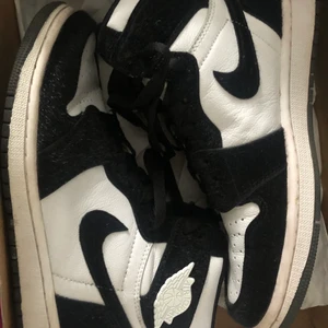 Jordan 1 - Hej! Jag ska sälja mina Jordan 1 high panda twists, jag tar emot byte om det är någon annan sko jag söker. Skicket på de är som nytt däremot har dem några creases. Hör av om intresserad!! (Storlek 40)- priset kan diskuteras 