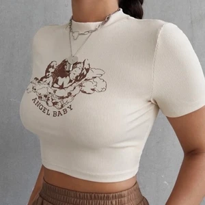 Croppad T-shirt  - Denna tröjan är i nyskick då den aldrig har kommit till användning, den är endast testad. Den kommer från shein och är i ett väldigt mjukt och lite ”silkes” material, den är behaglig att ha på sig. Bilderna är lånade så kom privat för egna bilder🥰 29 + frakt 