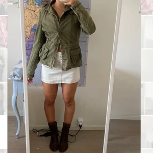 Jacka! - Jacka i höstlig färg! Passar till det mesta! Möts på söder annars står köparen för frakt på 66kr ❤️ står storlek L men jag på bilden är M å den passar mig bra