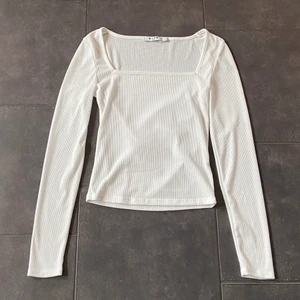 Vit topp - Super söt långärmad ribbad topp ifrån NA-KD. Den är i storlek S och aldrig använd!😙