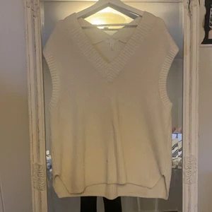 Väst - Säljer en Väst som inte kommer till användning längre, Storlek M ganska oversized. Använd fåtal gånger så den är i nyskick. Du står för frakt!