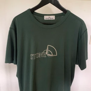Stone island t shirt - Militärgrön stone island t shirt. Bra skick. Storlek large. Nypris 1350