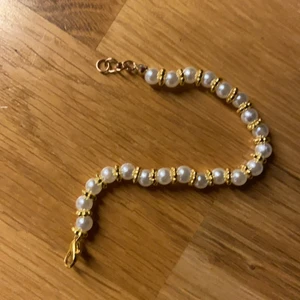 Armband - Jätte fint armband med vita och guldiga pärlor,💗