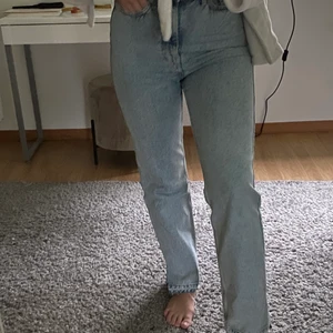 Blåa raka jeans - Blå raka jeans från Weekday i modellen rowe. Storlek W26L30. Lite diy längst ner då jag tyckte att de va för korta på mig som är 170. Sprättade upp sömnen längst ner för att göra dem längre samt klippte till en liten slits. Frakt tillkommer. Nypris 500 kr.