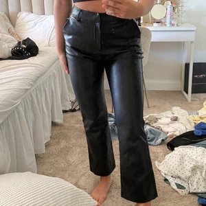 Skinnbyxor från Gina tricot  - Skinnbyxor från Ginatricot. Säljer pga för stora. Nypris 499kr