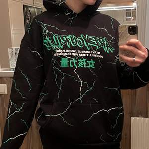 Säljer min coola hoodie från Madlady, Ribecka & Lisa Anckarmans kollektion RILI. Inte så väl använd. Denna är i storlek S men är väldigt oversized så skulle lätt passa M/L. Säljes pga den inte kommer till användning. På bild 2 & 3 syns den neon gröna färgen tydligare💚 ( finns inte längre att köpa på deras hemsida) Lägg gärna bud!! Frakt tillkommer