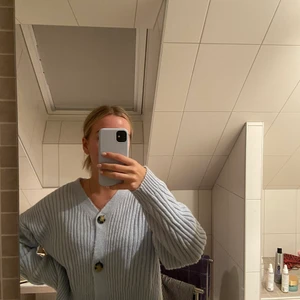 Stickad kofta - Stickad ljusblå kofta från chiquella. Superfin färg och fint skick, endast använd fåtal gånger. Storlek onesized, skulle säga att den passar xs-m. Köpte för 399kr.