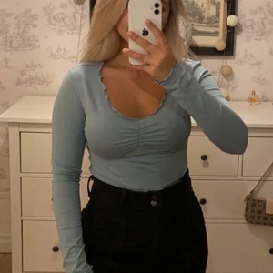 Långärmad topp - Säljer denna tröja som är oanvänd. Köpte storlek M men skulle säga att det är mer en XS/S. 