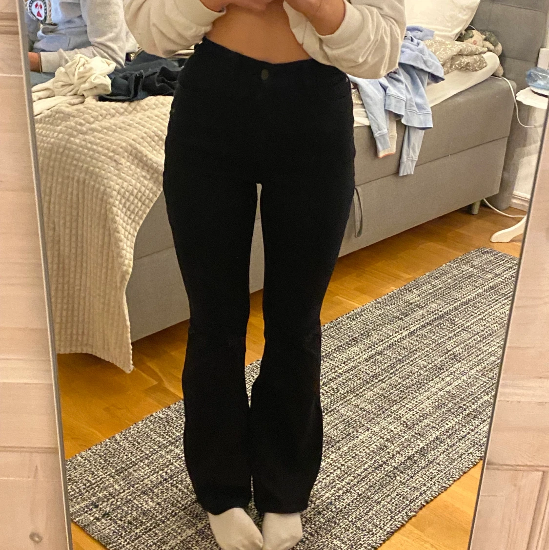 Bootcutjeans med hål på knäna