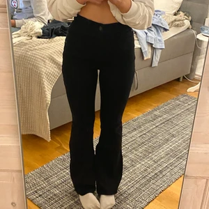 Bootcutjeans med hål på knäna - Jag säljer dessa svarta bootcutjeans med hål på knäna i storlek 170 från Lindex. Jag är 160 och jag tycker att dessa är lite stora på mig, använda cirka 1 gång då jag inte gillar dom så mycket, säljer dessa för 100kr😊 