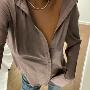 Underbar skjorta!!!🌸 - Super fin skjorta i silkes material, grå färg!! 3 för 2 på allt💞
