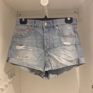 Shorts - Dessa shorts är köpa från H&M och jag säljer de på grund av att jag inte gillar hur passformen ser ut på mig. Tycker dock fortfarande de är väldigt fina!🥰 Dessutom har de inte bara en knapp, de har 5 stycken men det syns inte när man har de på sig och det känns ingen skillnad heller som om det skulle vara endast en. De är i nyskick då jag endast använd dessa ett väldigt fåtal gånger. 59 + frakt