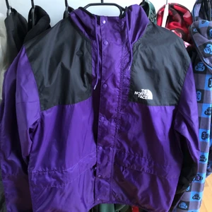 North face jacka - Säljer min north face windbreaker jacka i storlek M. Skicket är 9/10, inga hål eller skador. Köpt för 1000kr på Asos, säljer för 400kr. Knappt använd