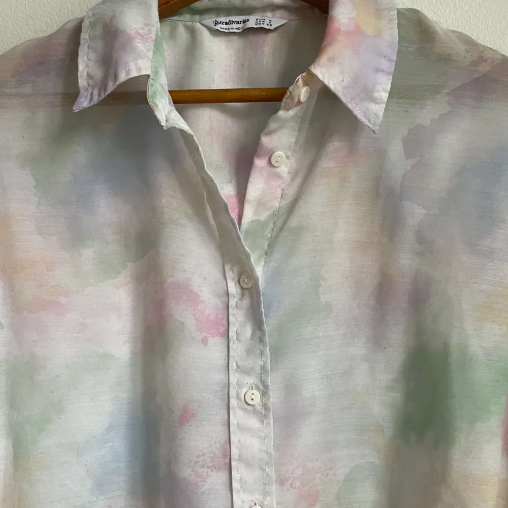 Säljer denna blusen som jag köpt i våras. Den ser ut den får akvarellfärg ”splashad” på den och är i ett väldigt behagligt material 🖤. Blusar.