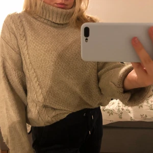 STICKAD TRÖJA MED POLOKRAGE - Jättemysig stickad tröja med polokrage från en influencerkollektion från NA-KD. Tröjan är ganska oversized med funkar att stoppa ner i byxan för att den ska sitta bättre. Sparsamt använd så väldigt fint skick!💙 kan mötas upp i Göteborg annars står köparen för frakten💕💕