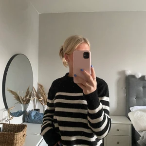 Randig tröja  - Säljer denna trendiga och mysiga randiga stickade tröjan från hm!! Perfekt till hösten🖤🤍