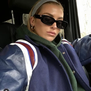 Varsity jacket  - Snygg marinblå varsity jacket i fint skick, är i lose fit. Skriv vid intresse💙