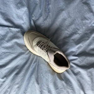 BRONX SKOR - Wow!!!! wow!!!!!!! Jag säljer mina all time favorites sneakers från Bronx!!!!!!!! köpta för ca 1100:- men pga användning och gräsfläckar som ej går bort kan dom bli dina för endast 200kr!!!!!!! Storlek 39, moccamaterial med tjockare sula. Varit oanvända i över ett år så försökt tvätta dom så gott det går. Bilderna är det bästa som går att göra för hand, att tvätta i tvättmaskin får köparen ansvara för🤍 #skor