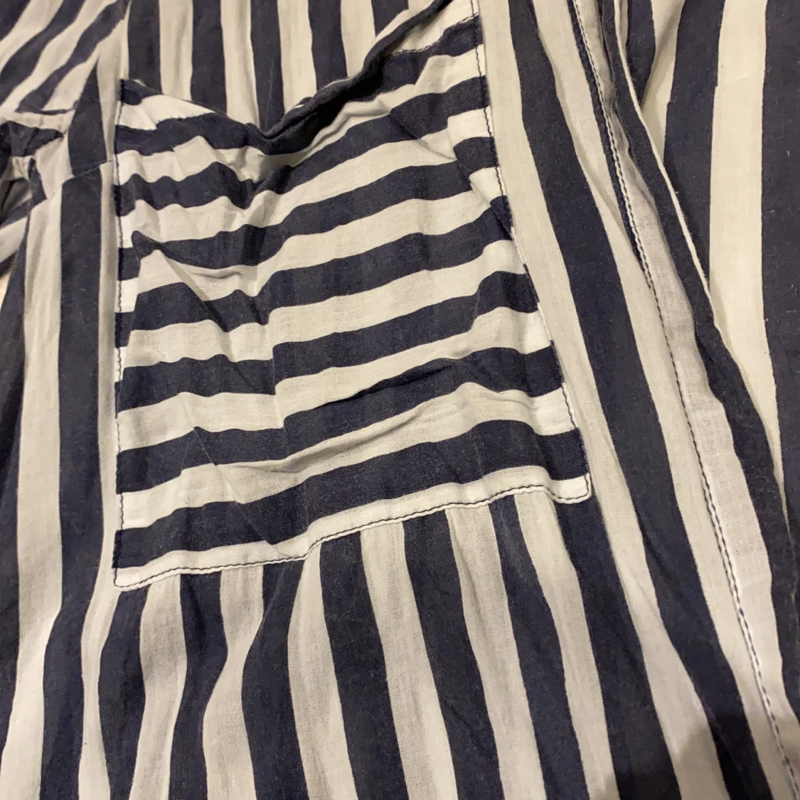 Vit och blå skjorta. - 90