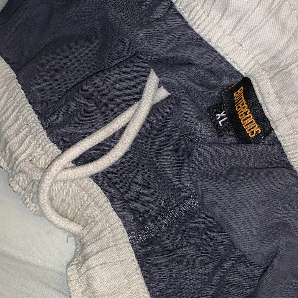 Snygga lila/gråa chinos i storlek XL med knytgrej istället för skärp. Jeans & Byxor.